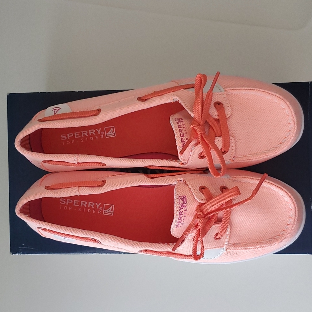 Brand new in box girls Sperry shoresider boat shoe in coral orange size 4.5M